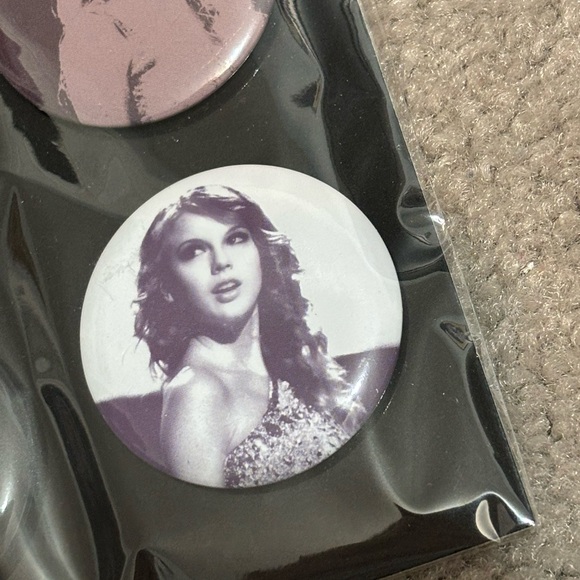 Taylor's Version Speak Now Pin Set - Picture 2 of 6